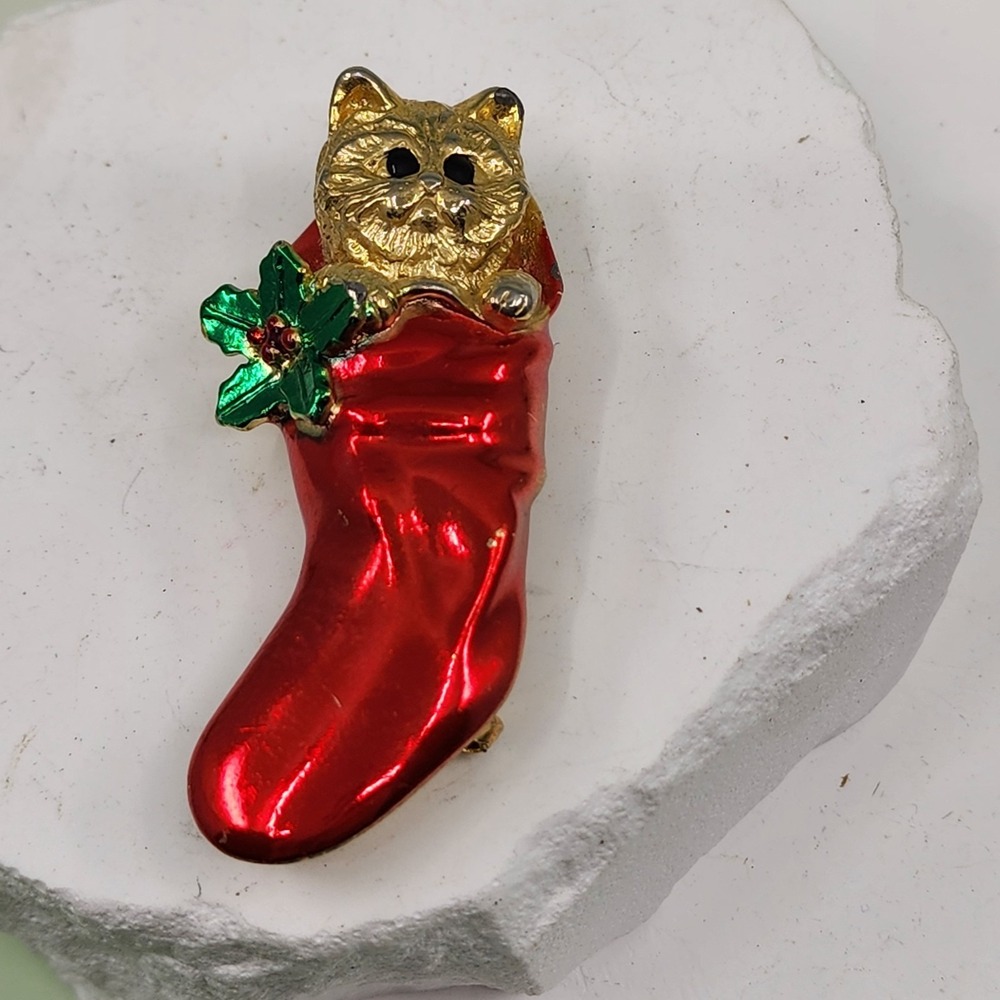 OAJC Christmas Cat Stocking Brooch Red Green Enamel Gold Tone Vintage Holiday